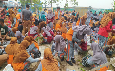 SUKSESKAN ADIWIYATA NASIONAL MENUJU MANDIRI, SMA NEGERI 1 JATILAWANG LAKUKAN GERAKAN MENANAM UBI
