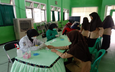 Siswi Kelas X SMA Negeri 1 Jatilawang Melakukan Pemeriksaan HB